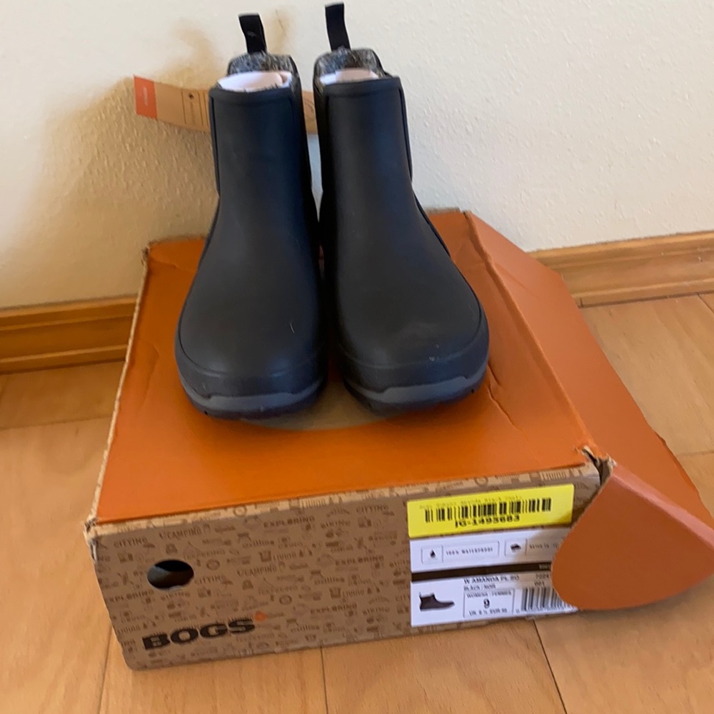 NWT Bogs Amanda Plush Slip Ons